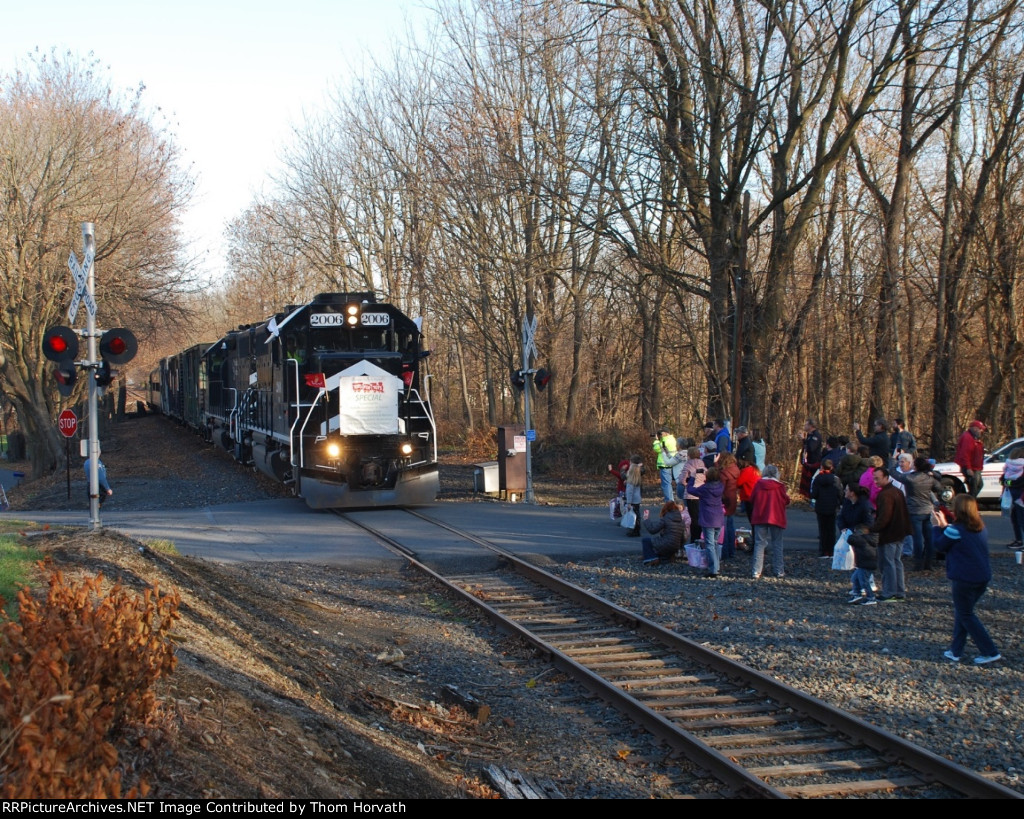 DDRV 2006 slows for its stop at the Warren Street grade crossing